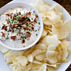 Creamy onion dip with crispy potato chips, perfect for snacks and parties.