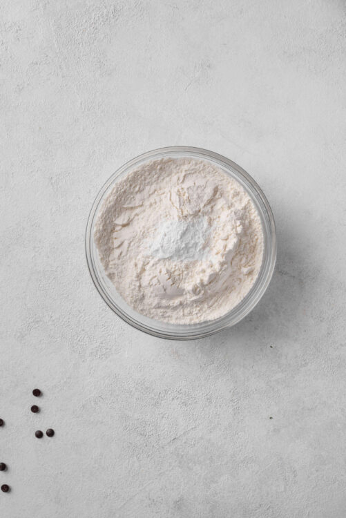 Flour in a glass bowl for baking, close-up image.