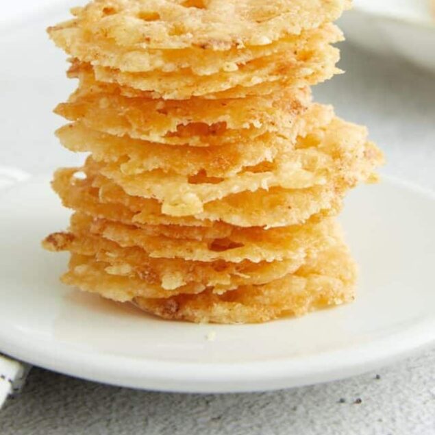 Buttermilk Fried Onion Rings, crispy and golden, perfect for snacking or sharing. Ideal for comfort food lovers and easy appetizer recipes.